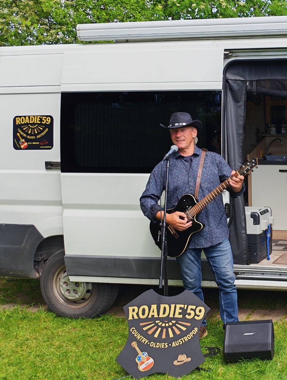 Roadie'59 vor dem Wohnmobil